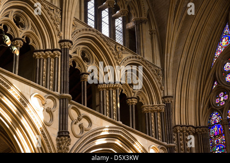 Punta di pietra gotico archi in muratura in Angel Coro della Cattedrale di Lincoln, Lincolnshire, England, Regno Unito Foto Stock