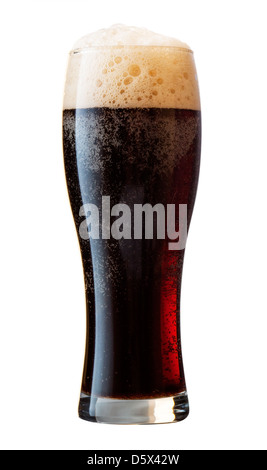 Frosty bicchiere di birra nera isolata su uno sfondo bianco Foto Stock