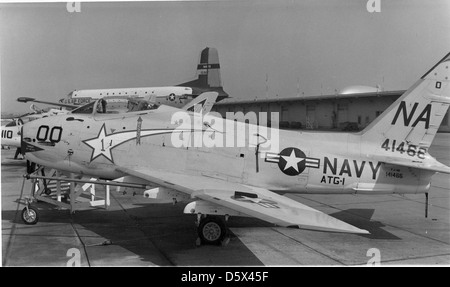 North American FJ-4B (AF-1E) 'furia' di VA-151 attaccata alla ATG-1. Foto Stock