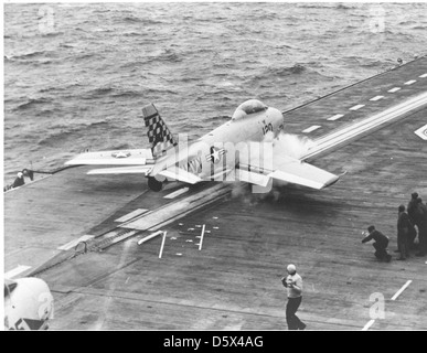 North American fj-3 (f-1c) 'furia' di VF-211 sulla catapulta pronta per il lancio dal ponte di volo della uss bon homme richard (CVA-31) nell'Oceano Pacifico occidentale. Foto Stock