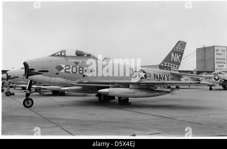 La FJ-3M Fury nordamericana del va-126 si trova al NAS Miramar, California. L'FJ-3M era una variante avanzata del Fury, utilizzato dalla US Navy per operazioni di portaerei durante la Guerra fredda. Foto Stock