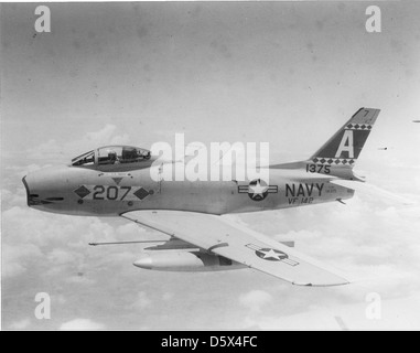 Il North American FJ-3M Fury, gestito dal va-126, è visto a bordo della USS Hornet (CVA-12) nelle Filippine. Questo caccia basato su portaerei fu utilizzato dalla Marina degli Stati Uniti durante gli anni '1950 per la difesa della flotta e le missioni di attacco al suolo. Foto Stock