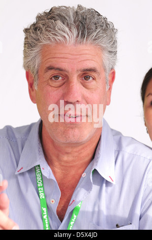 Anthony Bourdain al Whole Foods Grand villaggio degustazione presso il South Beach Festival del Vino e del cibo di Miami Beach Florida Foto Stock