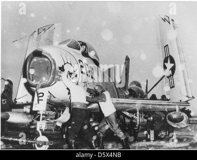 Il North American FJ-3M Fury del VF-173 è stato posizionato sul ponte di volo della USS Franklin D. Roosevelt (CVA-42) durante un'operazione di trasporto. La Fury faceva parte della flotta di superiorità aerea della Marina degli Stati Uniti. Foto Stock