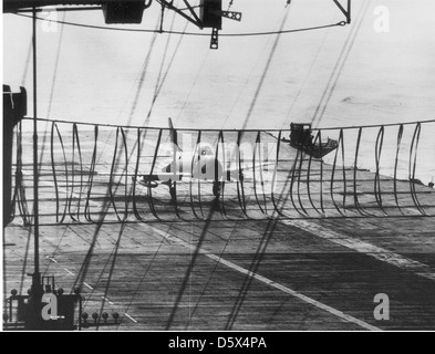 Un FJ-3M nordamericano di VF-173 esegue un atterraggio di barriera sulla USS Randolph (CVA-15) durante le qualifiche del vettore. Il pilota era il tenente (jg) Don Mairose. Foto Stock