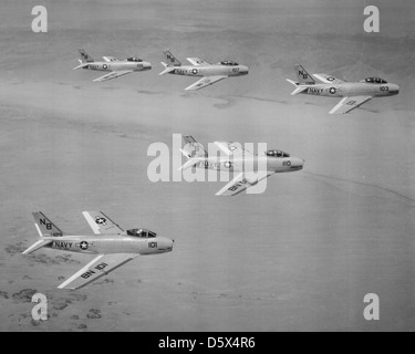 Nel 1954, i caccia Fury nordamericani FJ-3M (F-1C) del VF-143 parteciparono al secondo incontro annuale di artiglieria della flotta a NAAS El Centro, California. Questi aerei a reazione facevano parte degli sforzi della Marina degli Stati Uniti per migliorare la prontezza al combattimento della flotta e la precisione delle armi da fuoco. Foto Stock