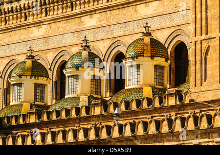 Il Barocco di piccole cupole laterali da Ferdinando Fuga.La Cattedrale di Palermo Foto Stock