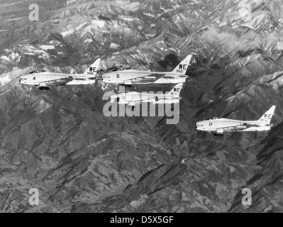 North American FJ-4B (AF-1E) 'Furys' del USMC VMA-214. Foto Stock