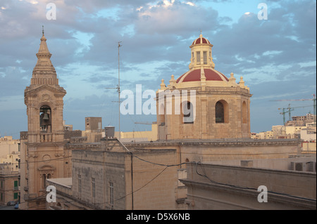 Vista sul tetto della Stella Maris chiesa parrocchiale, Sliema, Malta. Foto Stock