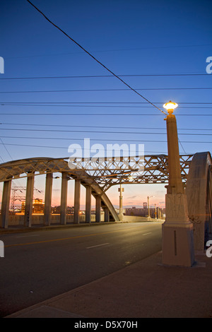 Sesta Strada Ponte sopra il fiume di Los Angeles, il centro cittadino di Los Angeles, California, Stati Uniti d'America Foto Stock