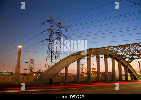 Sesta Strada Ponte sopra il fiume di Los Angeles, il centro cittadino di Los Angeles, California, Stati Uniti d'America Foto Stock