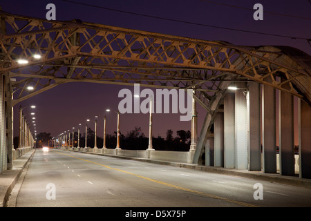 Sesta Strada Ponte sopra il fiume di Los Angeles, il centro cittadino di Los Angeles, California, Stati Uniti d'America Foto Stock