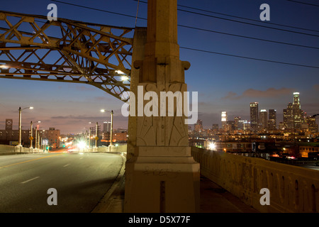 Sesta Strada Ponte sopra il fiume di Los Angeles, il centro cittadino di Los Angeles, California, Stati Uniti d'America Foto Stock