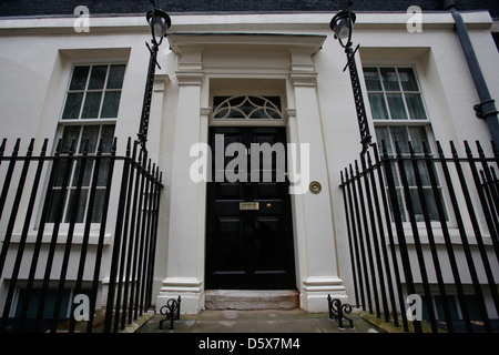 Una vista generale della porta di ingresso a No:11 Downing Street a Londra, in Gran Bretagna, il 19 marzo 2013. Foto Stock