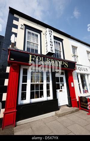 Piccolo negozio di antiquariato in via principale moira county down Irlanda del Nord Regno Unito Foto Stock