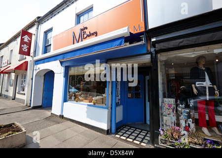 Piccolo panificio di casa in un negozio locale sulla strada principale moira county down Irlanda del Nord Regno Unito Foto Stock