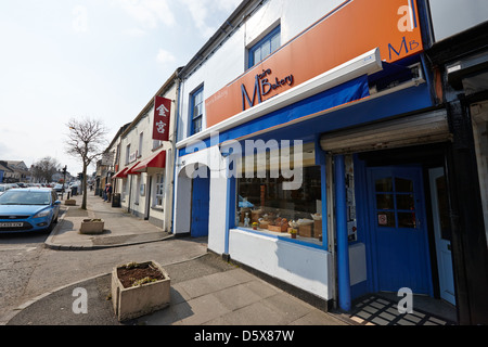 Piccolo panificio di casa in un negozio locale sulla strada principale moira county down Irlanda del Nord Regno Unito Foto Stock