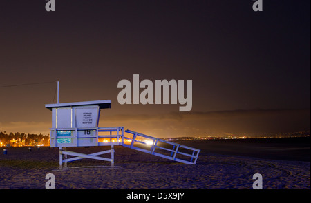 La vita torre di guardia sulla spiaggia di Santa Monica di notte Foto Stock