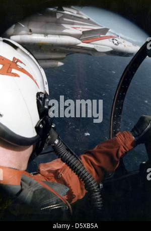 Vista dalla cabina di pilotaggio di un Grumman F-14 'Tomcat' di FS (VF) 114 al di sopra del Nord Oceano Pacifico. Foto Stock