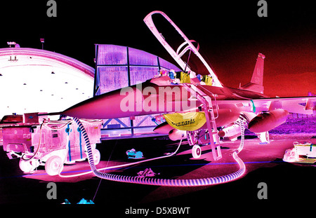 Gli specialisti di avionica, monitorare una destinazione laser la prova di taratura attraverso le heads-up display di su di un f-16 il 26 aprile 1999 presso la base aerea di Aviano, Italia. Foto Stock