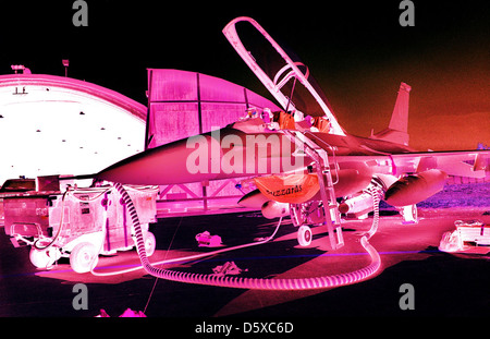 Il 26 aprile 1999, gli specialisti dell'avionica presso la base aerea di Aviano in Italia conducono un test di calibrazione della destinazione laser utilizzando il Heads-up display (HUD) su un caccia F-16. Questo test garantisce le capacità di puntamento di precisione dell’aeromobile. Foto Stock