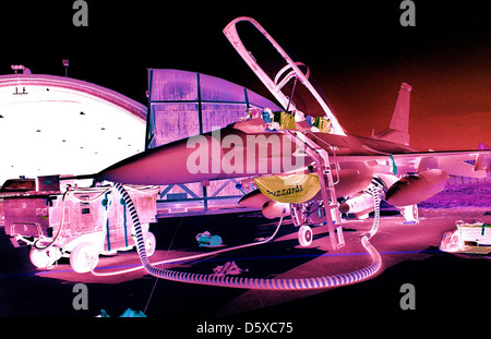 Gli specialisti dell'avionica conducono un test di calibrazione della destinazione laser su un caccia F-16 utilizzando il suo Heads-Up display presso la base aerea di Aviano, Italia, il 26 aprile 1999. Questo test fa parte della garanzia di sistemi di puntamento di precisione. Foto Stock