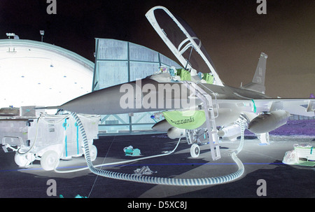 Il 26 aprile 1999, specialisti di avionica presso la base aerea di Aviano, Italia, hanno monitorato un test di calibrazione della destinazione laser attraverso il Heads-up display (HUD) di un F-16. Il test faceva parte degli sforzi in corso per migliorare il targeting e i sistemi avionici negli aerei da combattimento, garantendo la prontezza operativa e l'accuratezza nelle missioni di combattimento. Foto Stock