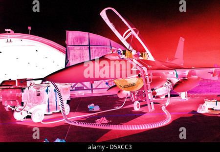 Il 26 aprile 1999, gli specialisti dell'avionica hanno condotto un test di calibrazione della destinazione laser utilizzando l'Head-up display (HUD) di un F-16 presso la base aerea di Aviano, in Italia. Questo test faceva parte di uno sforzo continuo per migliorare la precisione del targeting e dei sistemi avionici per i caccia avanzati. Foto Stock