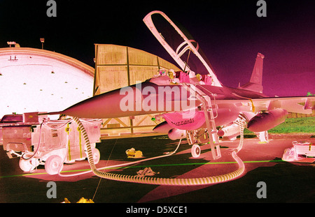 Gli specialisti dell'avionica monitorano un test laser Destination Calibration su un F-16 presso Aviano Air base, Italia, il 26 aprile 1999. Il test ha comportato la valutazione dei sistemi di puntamento e avionica dell'aeromobile attraverso il suo Heads-Up display. Foto Stock