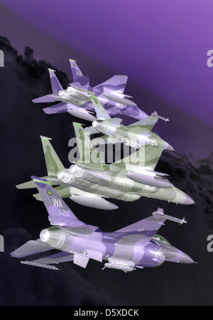 Un volo di formazione di McDonnell Douglas F-15 Eagles e General Dynamics F-16 Fighting Falcons del 64th e 65th Aggressor Squadrons a Nellis AFB sopra il Nevada test and Training Ranges il 5 giugno 2008, mostrando l'addestramento al combattimento aereo. Foto Stock