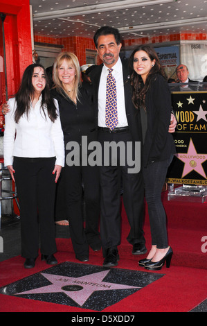 Joe Mantegna pone con sua moglie Arlene Vrhel e figlie Mia Mantegna e Gina Mantegna Joe Mantegna riceve i 2,438th Foto Stock