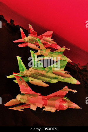 Un volo di 'Aggressor' McDonnell Douglas F-15 'Eagles' e General Dynamics F-16 'Fighting Falcons' in formazione sopra il Nevada test and Training Ranges il 5 giugno 2008. Questi jet del 64th e 65th 'Aggressor Squadrons' della Nellis AFB simulano gli aerei nemici in esercitazioni. Foto Stock