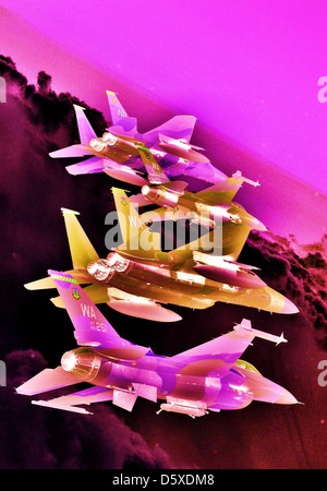 Una formazione di McDonnell Douglas F-15 Eagles e General Dynamics F-16 Fighting Falcons, parte della Aggressor Squadrons a Nellis AFB, sorvolando il Nevada test and Training Ranges il 5 giugno 2008. Questi aerei simulano le minacce nemiche durante l'addestramento. Foto Stock