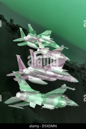 Una formazione di McDonnell Douglas F-15 Eagles e General Dynamics F-16 Fighting Falcons, assegnati al 64th e 65th Aggressor Squadrons presso Nellis AFB, sorvolano il Nevada test and Training Ranges il 5 giugno 2008, conducendo esercitazioni di combattimento simulate. Foto Stock