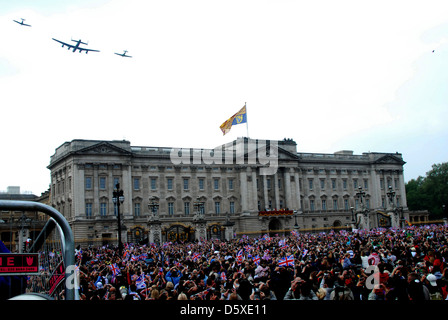 Fly-passato dalla Royal Air Force e Battle of Britain Memorial Flight le nozze del principe William e Catherine Middleton Foto Stock