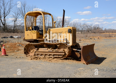 Bulldozer in corrispondenza di un sito in costruzione. Di un tipo di per impieghi pesanti apparecchiature utilizzate in scavo. Foto Stock