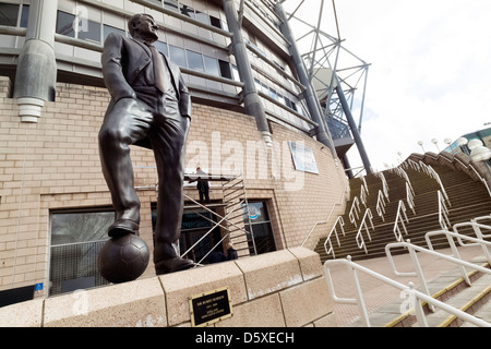 Bobby Robson statua presso il St James Park Newcastle United Football Club. Foto Stock