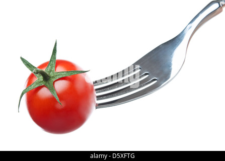 Un pomodoro ciliegino su una forcella su sfondo bianco Foto Stock