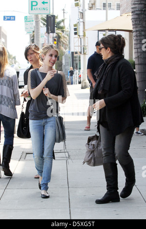 Emma Roberts e sua madre Kelly Cunningham a spasso sul Robertson Boulevard Los Angeles, California - 22.04.11 Foto Stock