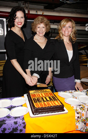 Victoria Matlock, Marilyn Evans Riehl e Elizabeth Stanley il primo anniversario del musical di Broadway di produzione Foto Stock