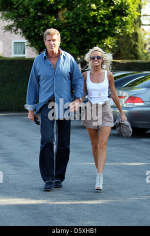 David Hasselhoff e la sua fidanzata Hayley Roberts partono Fred Segal a West Hollywood Los Angeles, California Foto Stock