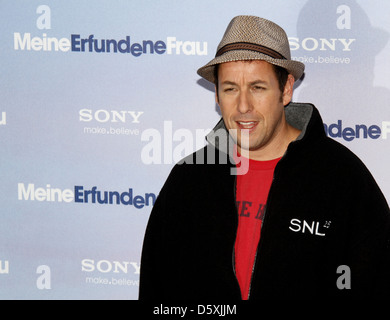 Adam Sandler in un photocall per 'Meine erfundene Frau' ('basta andare con esso') in hotel Adlon. Berlino, Germania - Foto Stock