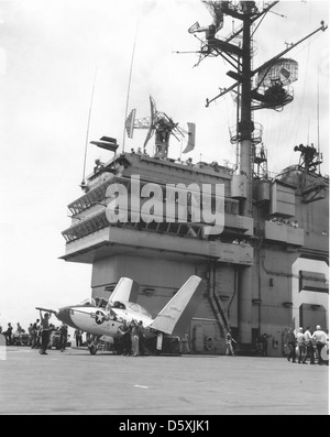 Grumman F9F-8T "Cougar' sul ponte di volo. Foto Stock