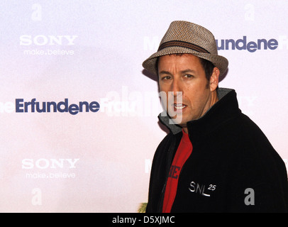 Adam Sandler in un photocall per 'Meine erfundene Frau' ('basta andare con esso') in hotel Adlon. Berlino, Germania - 21.02.2011 Foto Stock