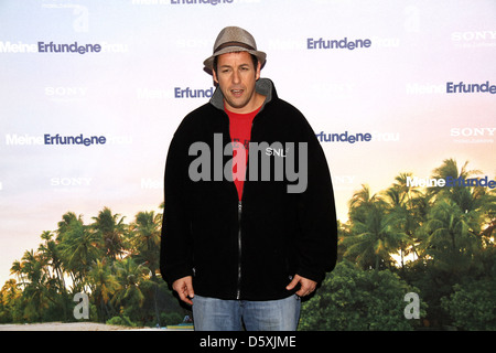 Adam Sandler in un photocall 'Meine erfundene Frau' ('basta andare con esso') in hotel Adlon. Berlino, Germania - 21.02.2011 Foto Stock