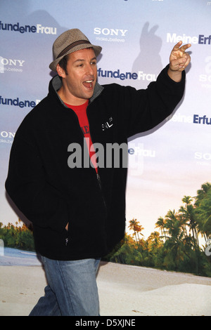 Adam Sandler in un photocall per 'Meine erfundene Frau' ('basta andare con esso') in hotel Adlon. Berlino, Germania - 21.02.2011 Foto Stock