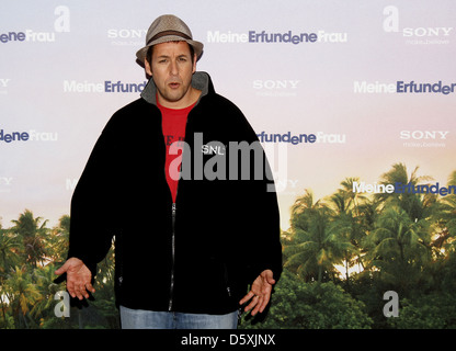 Adam Sandler in un photocall per 'Meine erfundene Frau' ('basta andare con esso") all'Adlon hotel Berlino, Germania - 21.02.2011 Foto Stock