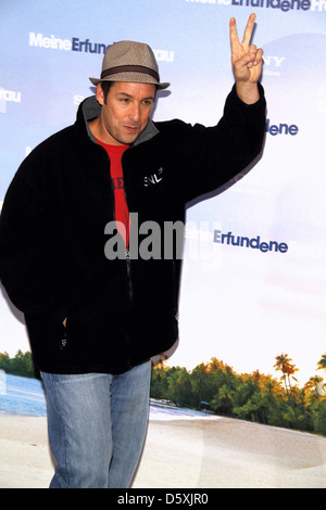 Adam Sandler in un photocall per 'Meine erfundene Frau' ('basta andare con esso') in hotel Adlon. Berlino, Germania - 21.02.2011 Foto Stock