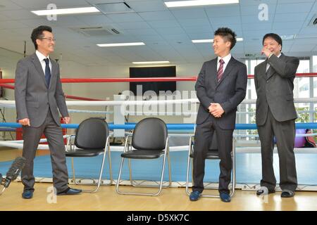 (L-R) Shingo Inoue, Naoya Inoue (JPN), Hideyuki Ohashi, Marzo 27, 2013 - Pugilato : Naoya Inoue del Giappone partecipa a una conferenza stampa con il suo allenatore e padre Shingo Inoue e Ohashi palestra boxe presidente Hideyuki Ohashi Ohashi a Boxing palestra di Yokohama Kanagawa, Giappone. (Foto di Hiroaki Yamaguchi/AFLO) Foto Stock