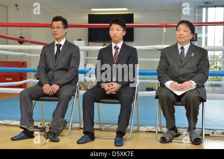 (L-R) Shingo Inoue, Naoya Inoue (JPN), Hideyuki Ohashi, Marzo 27, 2013 - Pugilato : Naoya Inoue del Giappone partecipa a una conferenza stampa con il suo allenatore e padre Shingo Inoue e Ohashi palestra boxe presidente Hideyuki Ohashi Ohashi a Boxing palestra di Yokohama Kanagawa, Giappone. (Foto di Hiroaki Yamaguchi/AFLO) Foto Stock